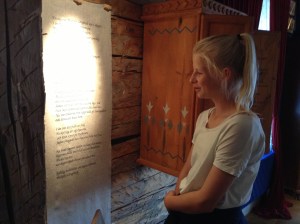 Danske pige som läser svensk saga