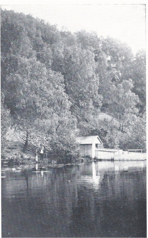 Odensjön med ett av sina badhus. Bilden tagen på 1930-talet.
