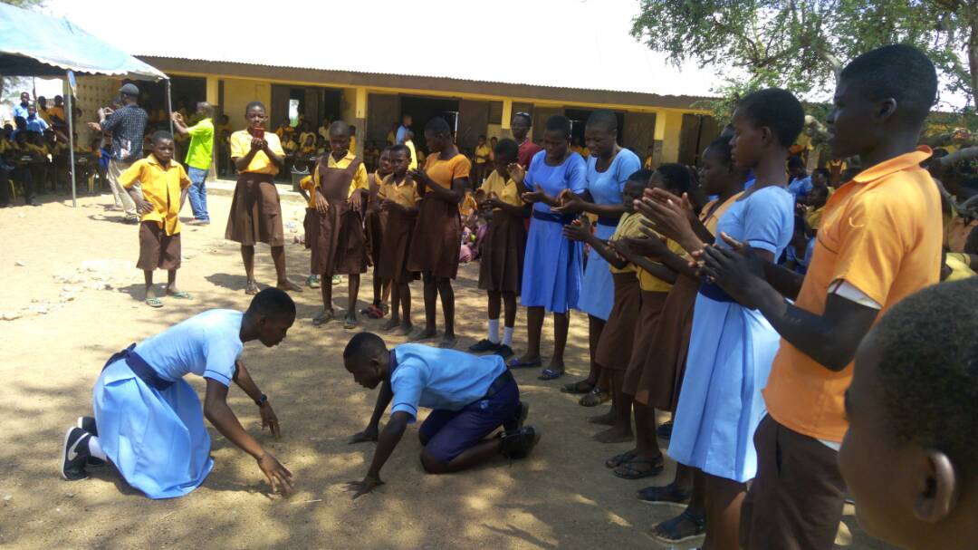 skolelever spelar teater