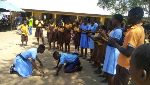 skolelever spelar teater