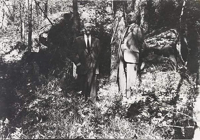 Några minnesgoda berättare vid de stora stenarna vid Svarta skolan
